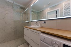 Kúpeľňa v ubytovaní Oaza Spa z prywatną Sauną by Perłowa Przystań Rent