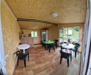 Posezení v ubytování Forest Cabins + 37 fotografií