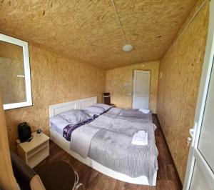 Ένα ή περισσότερα κρεβάτια σε δωμάτιο στο Forest Cabins