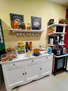 una cucina con un bancone con del cibo sopra di Siculè B&B a Catania