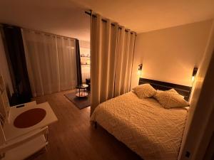 Ένα ή περισσότερα κρεβάτια σε δωμάτιο στο Studio cosy, calme et confort