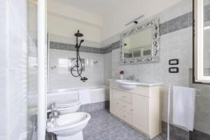 a bathroom with a toilet and a sink and a mirror at Casa Il Fico in Usigliano