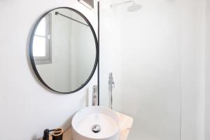 un bagno con lavandino e specchio di SWELL S12 new studio in Naousa a Naoussa Altre 18 foto