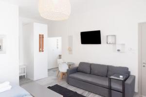 un soggiorno con un divano e una TV di SWELL S12 new studio in Naousa a Naoussa