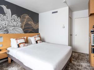 Postel nebo postele na pokoji v ubytování Novotel Paris Charenton le Pont