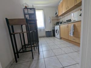 une cuisine avec un comptoir et une chaise dans l'établissement Magnifique T1 bis à proximité de Paris, à Fontenay-aux-Roses