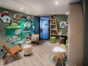 Posezení v ubytování ibis Styles Clermont-Ferrand Aéroport