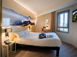 Postel nebo postele na pokoji v ubytování ibis Styles Clermont-Ferrand Aéroport