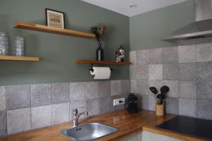 Nhà bếp/bếp nhỏ tại Have a nice stay! - Trendy Vakantiehuis Carpe Diem met eigen tuin +26 ảnh