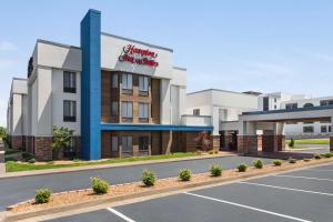 斯普林菲尔德Hampton Inn & Suites Springfield的酒店正面效果图（带停车场）