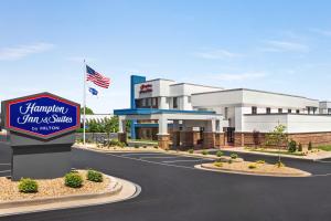斯普林菲尔德Hampton Inn & Suites Springfield的汉普顿酒店及套房的标志