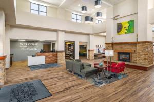 斯普林菲尔德Hampton Inn & Suites Springfield的带壁炉的大堂和等候室