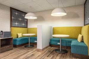 Hampton Inn & Suites Springfield的休息区