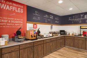 Hampton Inn & Suites Springfield的咖啡和沏茶工具
