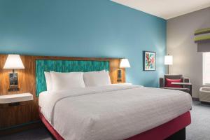 Hampton Inn & Suites Springfield客房内的一张或多张床位