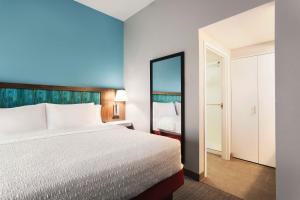 Hampton Inn & Suites Springfield客房内的一张或多张床位