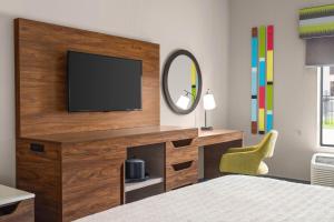 Hampton Inn & Suites Springfield的电视和/或娱乐中心
