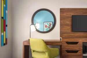 Hampton Inn & Suites Springfield的电视和/或娱乐中心