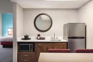 Hampton Inn & Suites Springfield的厨房或小厨房