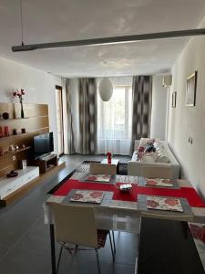 una sala de estar con una mesa y un sofá en Apartment in Paradise View complex, en Sozopol