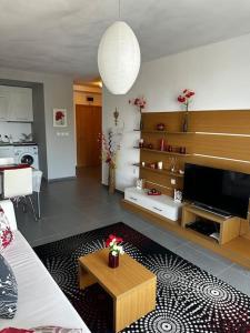 una sala de estar con un sofá y una mesa en Apartment in Paradise View complex, en Sozopol