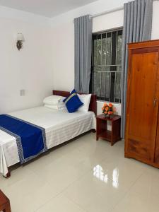 a bedroom with two beds and a window at Thành Luân Hotel in Bak Kan +48 photos