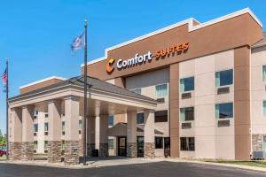 un edificio de hotel con un cartel para las suites confort en Comfort Suites Fort Wayne - Southwest, en Fort Wayne