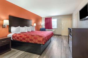 Postel nebo postele na pokoji v ubytování Econo Lodge Near Lackland Air Force Base-SeaWorld
