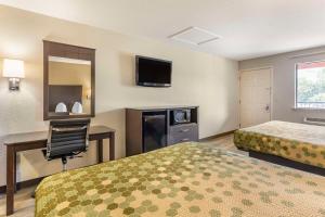 Postel nebo postele na pokoji v ubytování Econo Lodge Near Lackland Air Force Base-SeaWorld