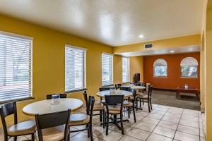 Posezení v ubytování Econo Lodge Near Lackland Air Force Base-SeaWorld