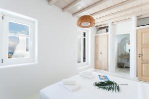 biały pokój ze stołem i oknem w obiekcie Villa Jasper by Mykonos Stays w mieście Mykonos