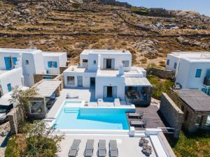 widok z powietrza na willę z basenem w obiekcie Villa Jasper by Mykonos Stays w mieście Mykonos