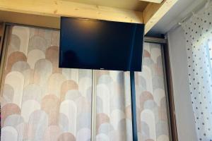 un téléviseur à écran plat suspendu au plafond dans l'établissement Résidence au bord de l étang de Thau, à Marseillan