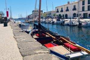 un petit bateau est amarré à côté d'un port dans l'établissement Résidence au bord de l étang de Thau, à Marseillan