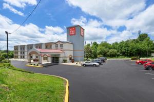 un hotel con auto parcheggiate in un parcheggio di Econo Lodge London North a London