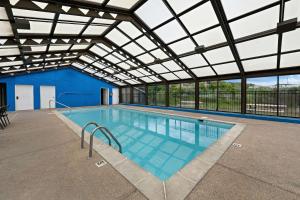 una grande piscina con soffitto in vetro di Econo Lodge London North a London