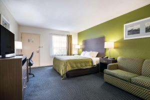 Μια τηλεόραση ή/και κέντρο ψυχαγωγίας στο Quality Inn Little Creek
