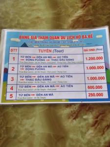 Un cartel con una lista de precios encima de la comida. en Thành Luân Hotel, en Bak Kan