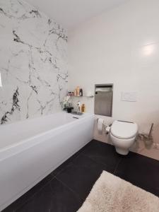 Bilik mandi di Appartment Waldblick +4 gambar