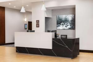 Лобби или стойка регистрации в Doubletree By Hilton Greensboro Airport +66 фотографий