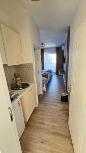 Kuchyň nebo kuchyňský kout v ubytování Villa Alba Apartments