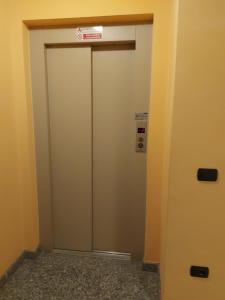 キエーザ・イン・ヴァルマレンコにあるLa Terrazza Apartmentの標識付きのエレベータードア
