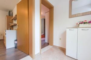 Kuchyň nebo kuchyňský kout v ubytování Tranquil Retreat Apartment Bozic