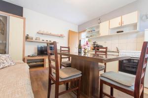 Kuchyň nebo kuchyňský kout v ubytování Tranquil Retreat Apartment Bozic + 22 fotografií
