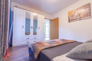 Postel nebo postele na pokoji v ubytování Tranquil Retreat Apartment Bozic