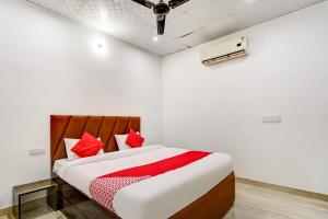 Ένα ή περισσότερα κρεβάτια σε δωμάτιο στο Hotel O Aashirvad +92 φωτογραφίες