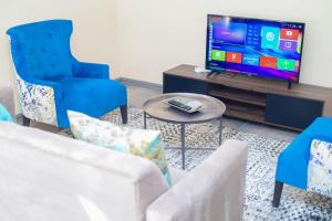 Una televisión o centro de entretenimiento en Stylish Self Catering Unit in Maseru CBD