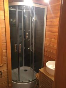 Koupelna v ubytování chalets de la Soyotte + 16 fotografií