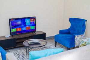 Una televisión o centro de entretenimiento en Stylish Self Catering Unit in Maseru CBD