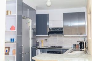 Una cocina o zona de cocina en Stylish Self Catering Unit in Maseru CBD